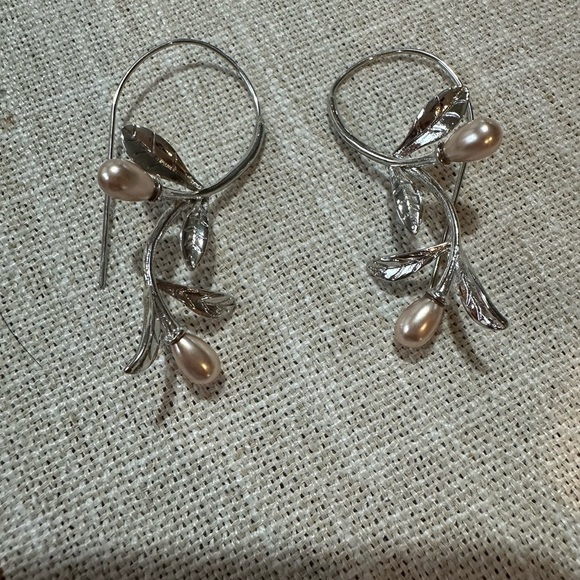 Delicate flower Leaf Earrings - Picture 4 of 4
